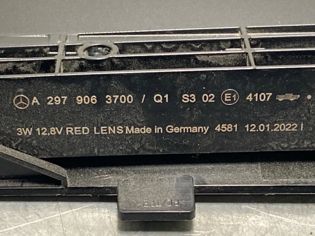 Mercedes EQS V297 2022- Rear window brake light view 4