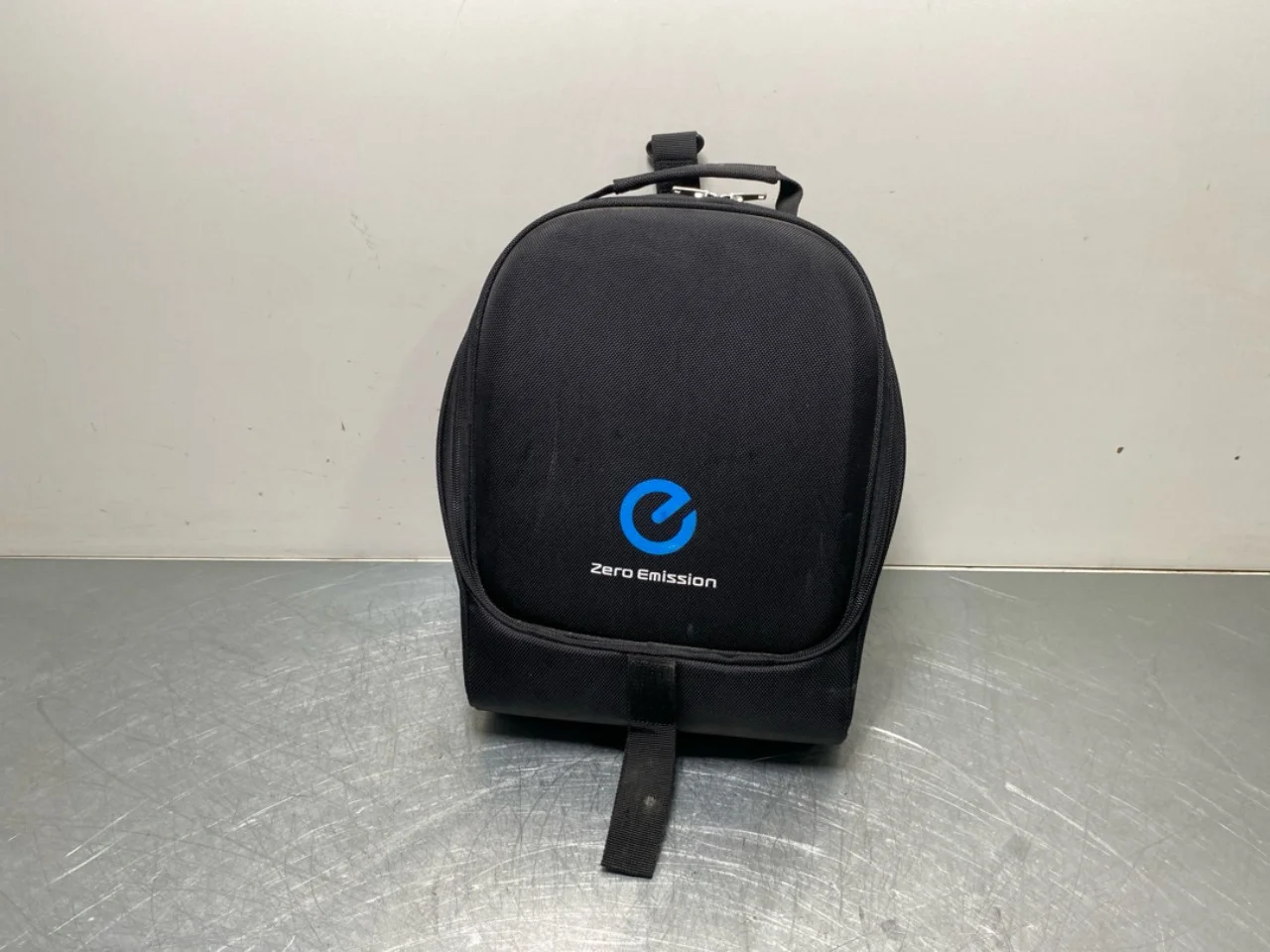 Nissan LEAF 2011-17 Battery charger view 2
