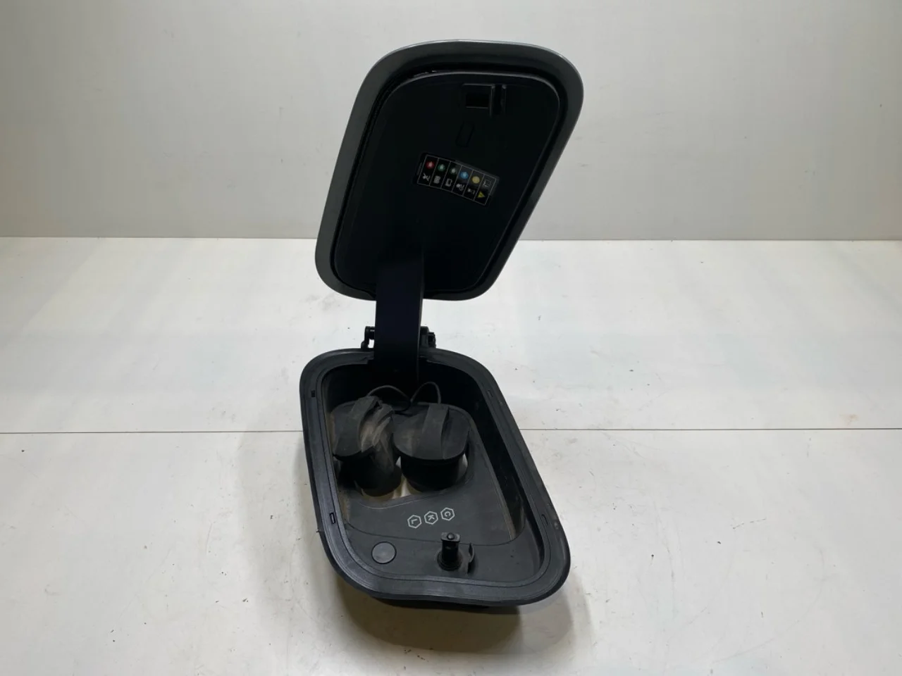 Volvo EX30 2024- Capac port încărcare, electric / hibrid vedere 2