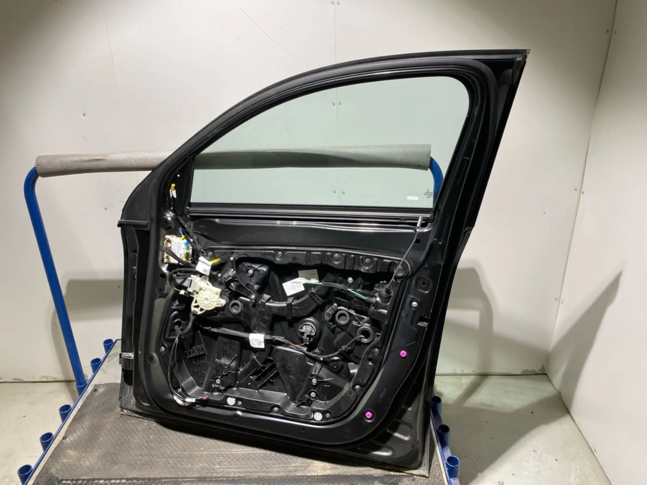 Mercedes EQC 2020- Ajtó, 4 ajtós, első, jobb nézet 4