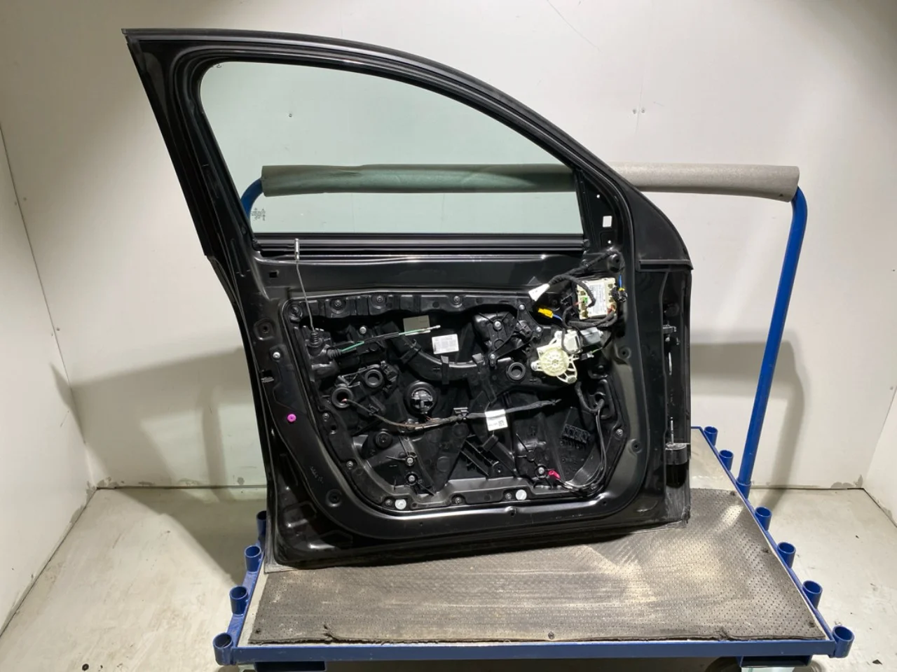 Mercedes EQC 2020- Ajtó, 4 ajtós, első, bal nézet 4