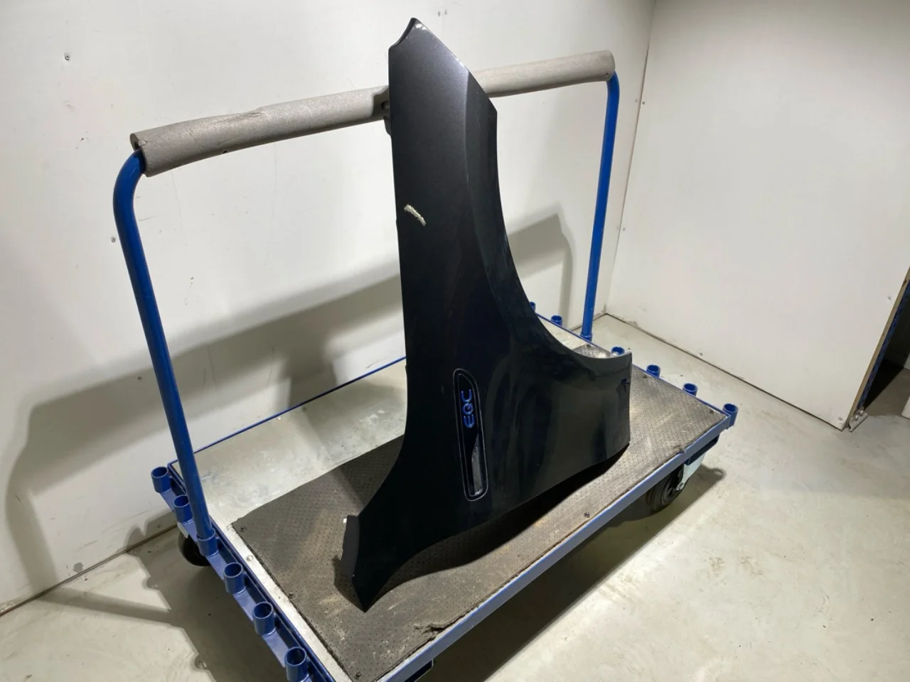 Mercedes EQC 2020- Front right fender view 2