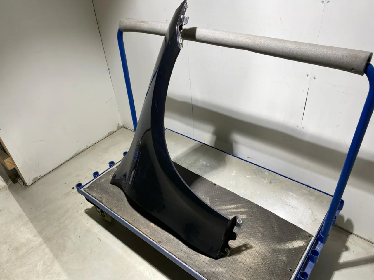 Mercedes EQC 2020- Front right fender view 3
