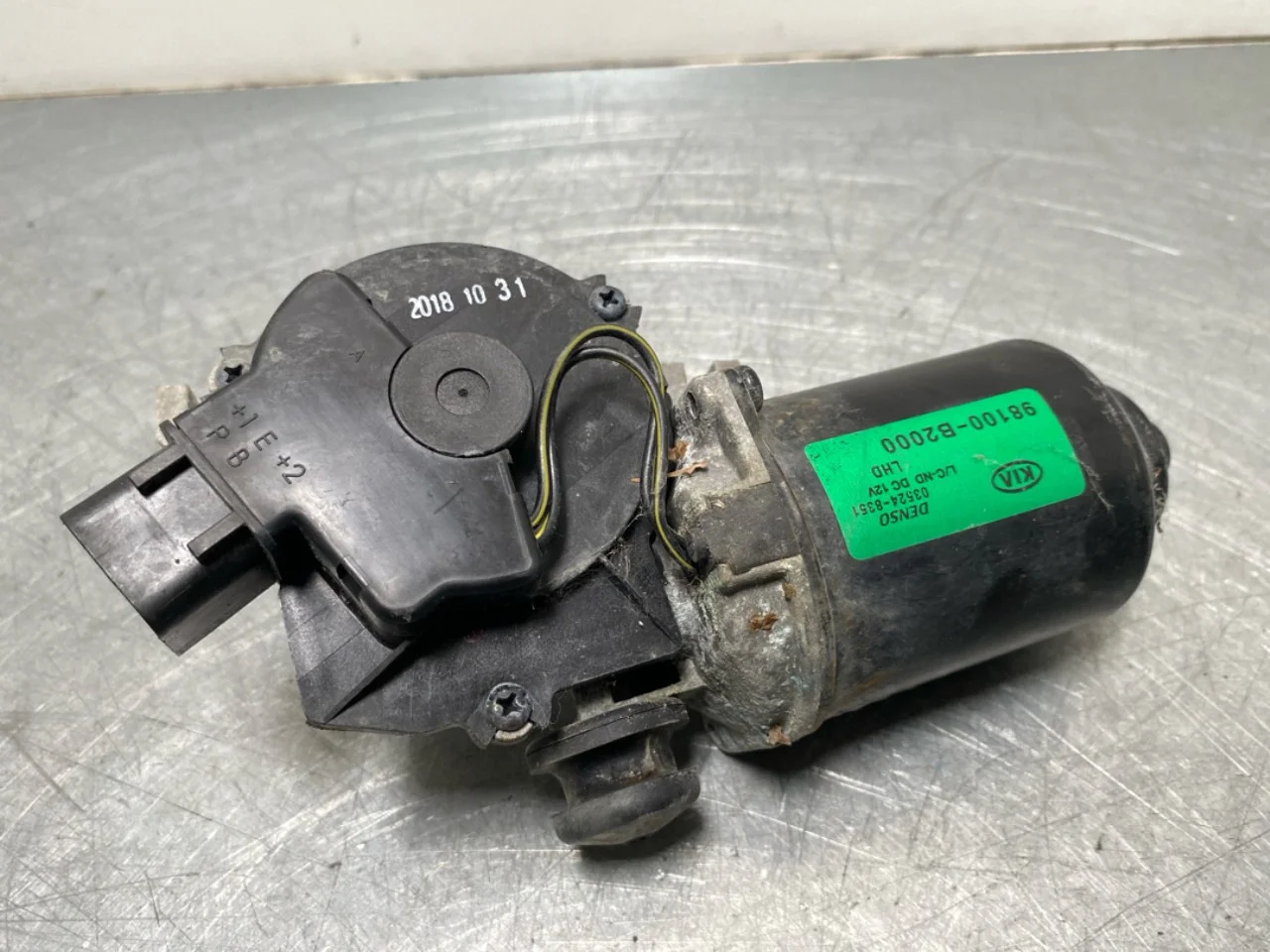 Kia SOUL 2009- Windshield wiper motor view 2