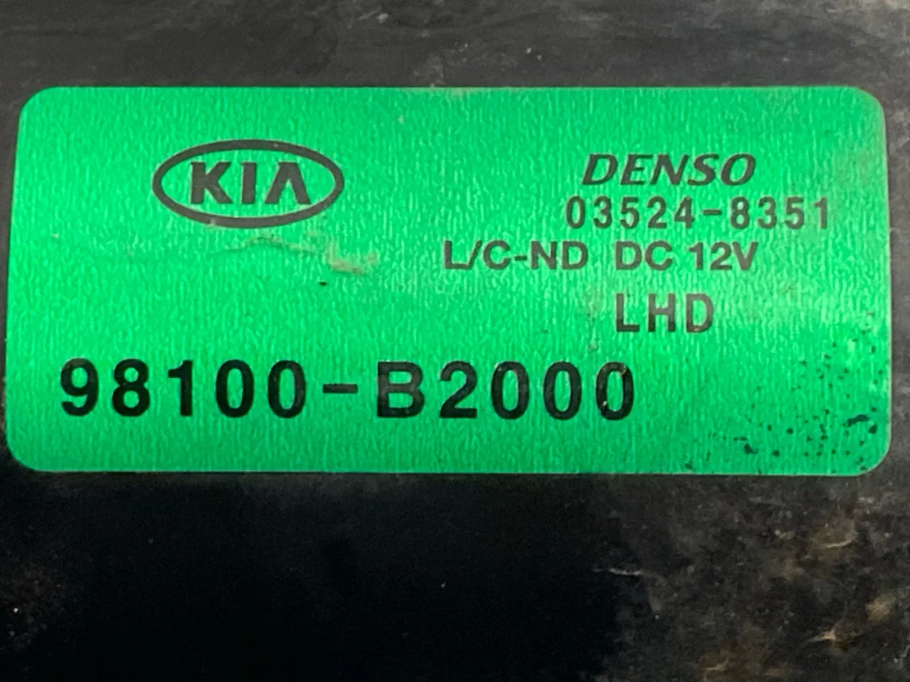 Kia SOUL 2009- Windshield wiper motor view 3