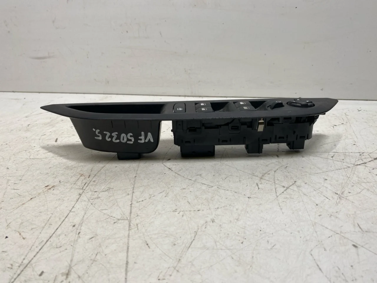 Peugeot 208/E-208 2020-> Window regulator switch view 3