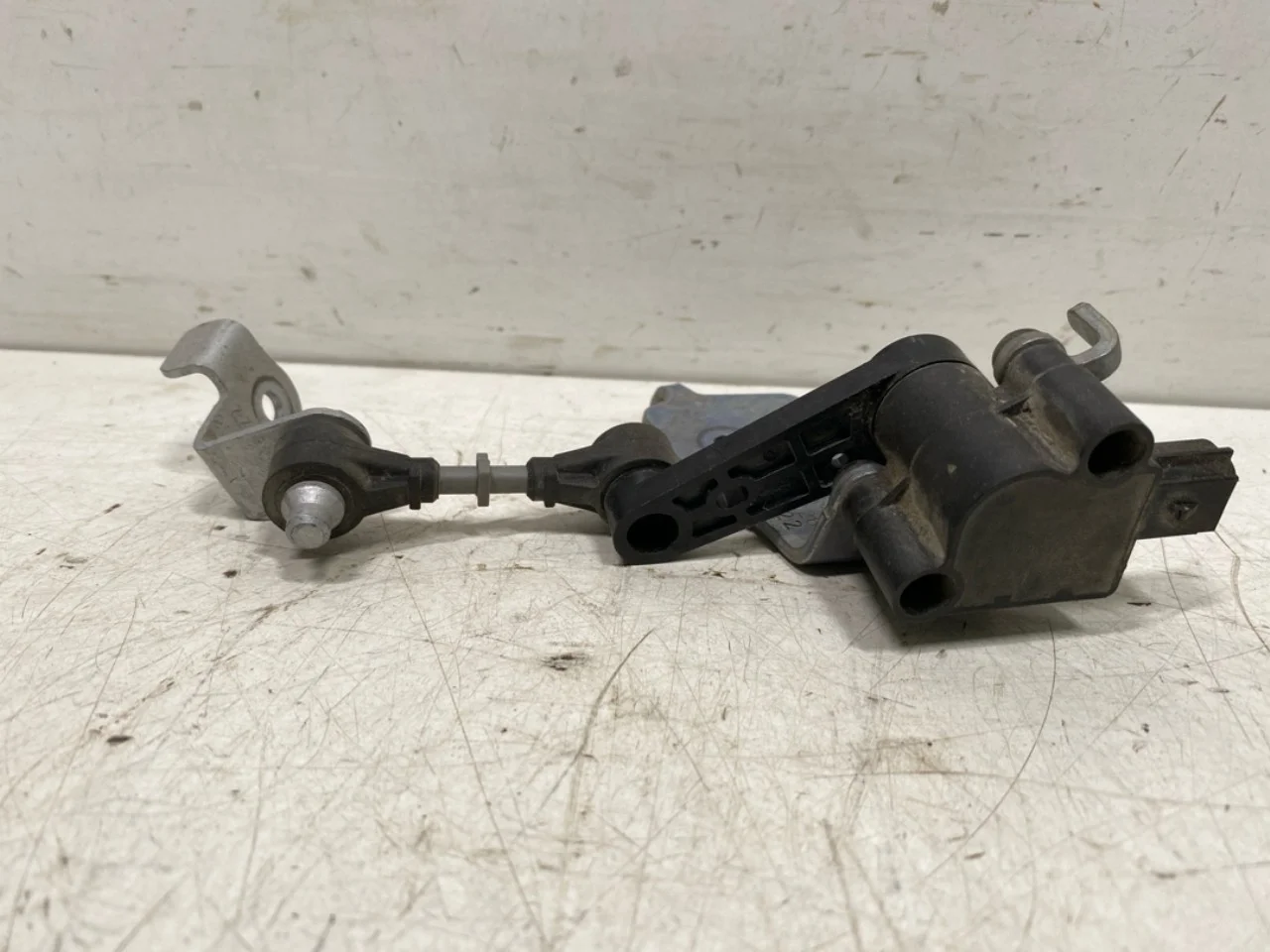 Ford MUSTANG MACH-E 2021- Level control / air suspension sensor view 2