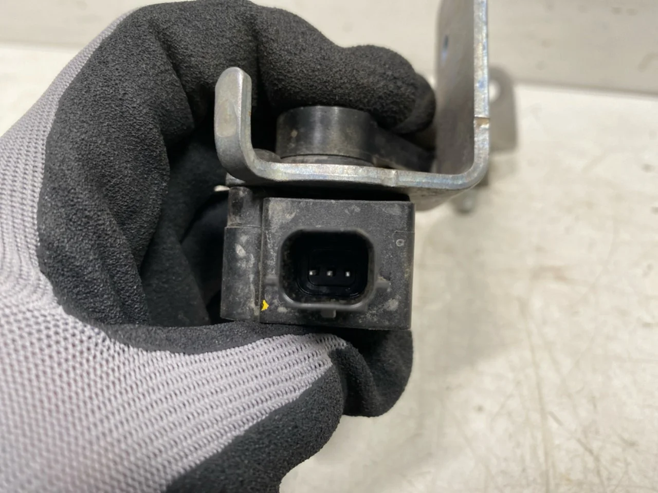 Ford MUSTANG MACH-E 2021- Level control / air suspension sensor view 3