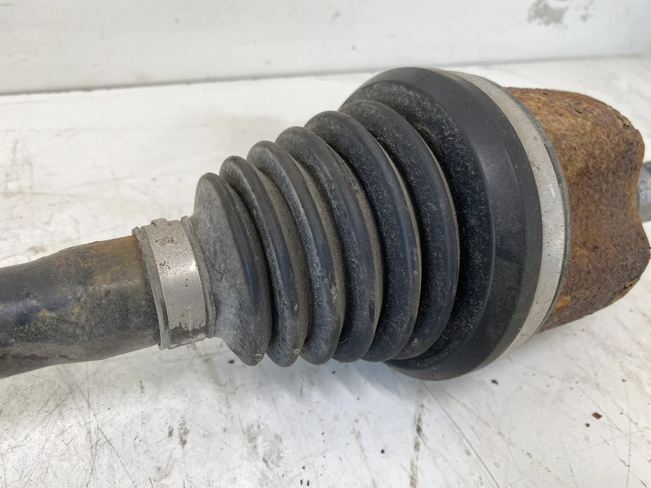 Byd TANG 2021->> Rear right driveshaft view 3