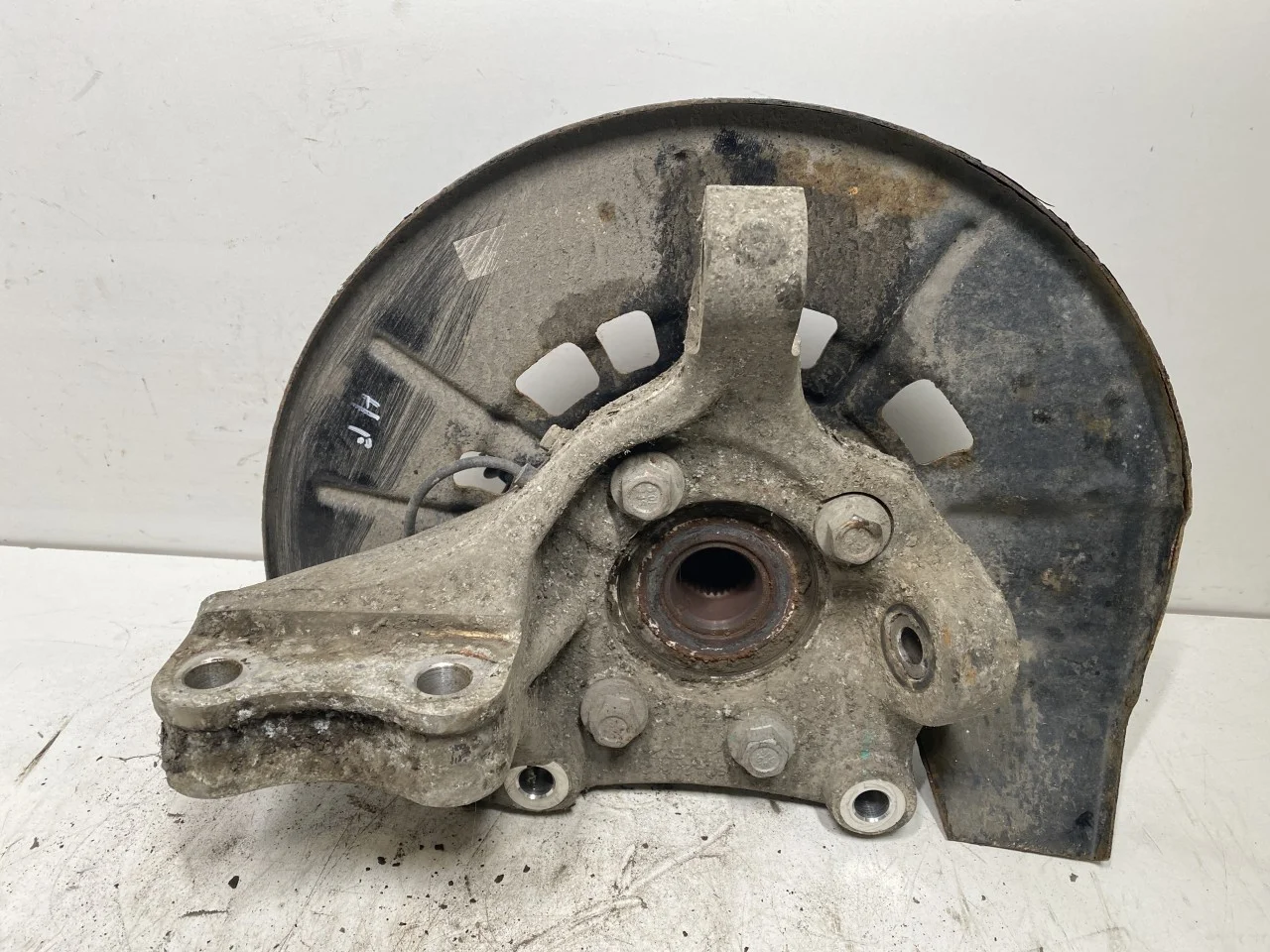 Byd TANG 2021->> Front right steering knuckle view 2