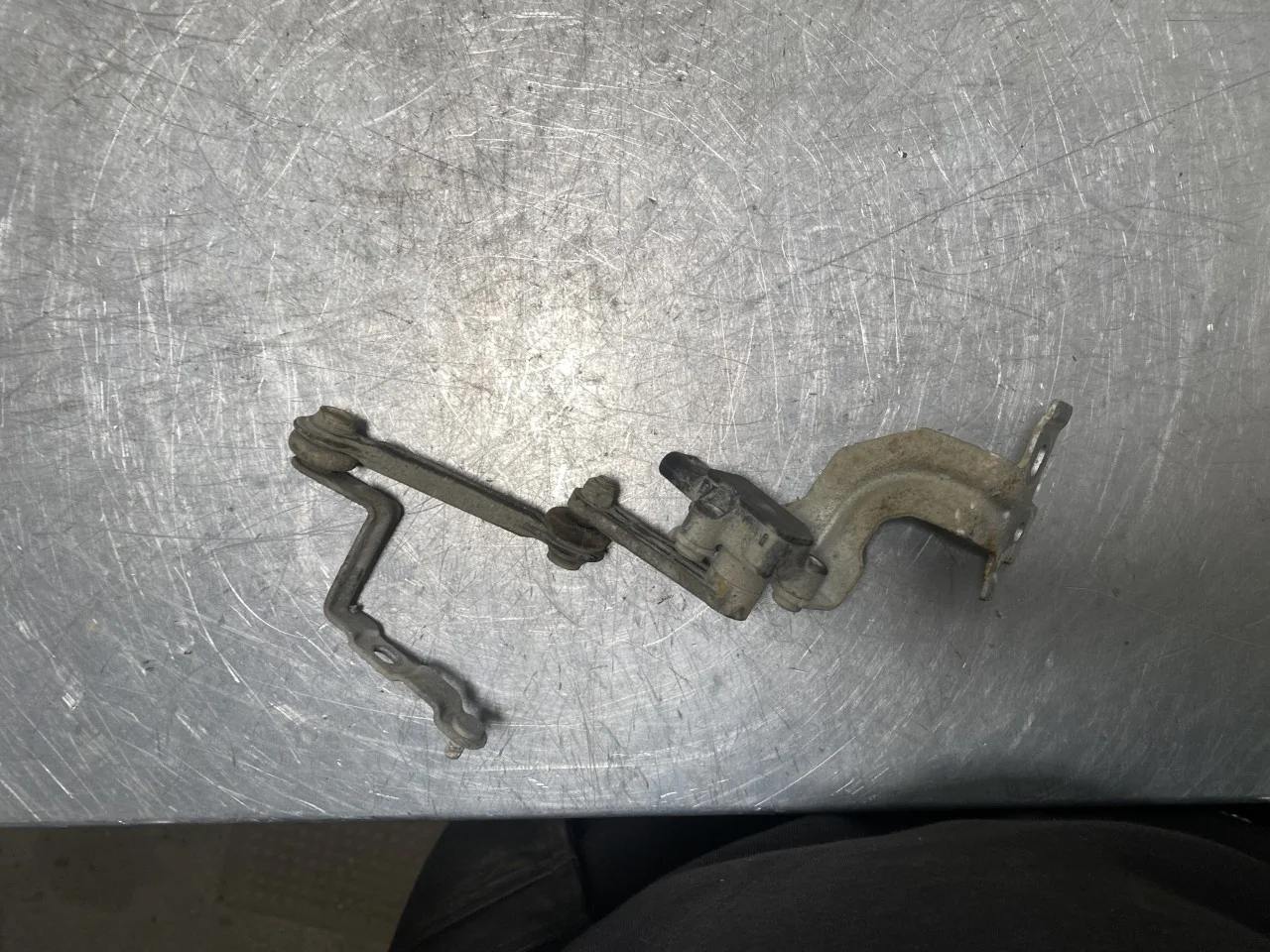 Mercedes EQA H243 2021- Level control / air suspension sensor view 4