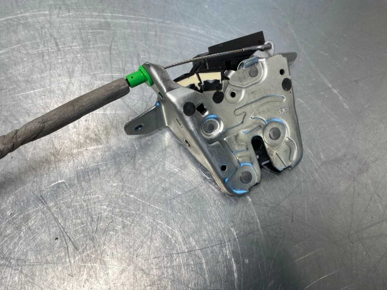Mercedes EQA H243 2021- Tailgate lock view 4