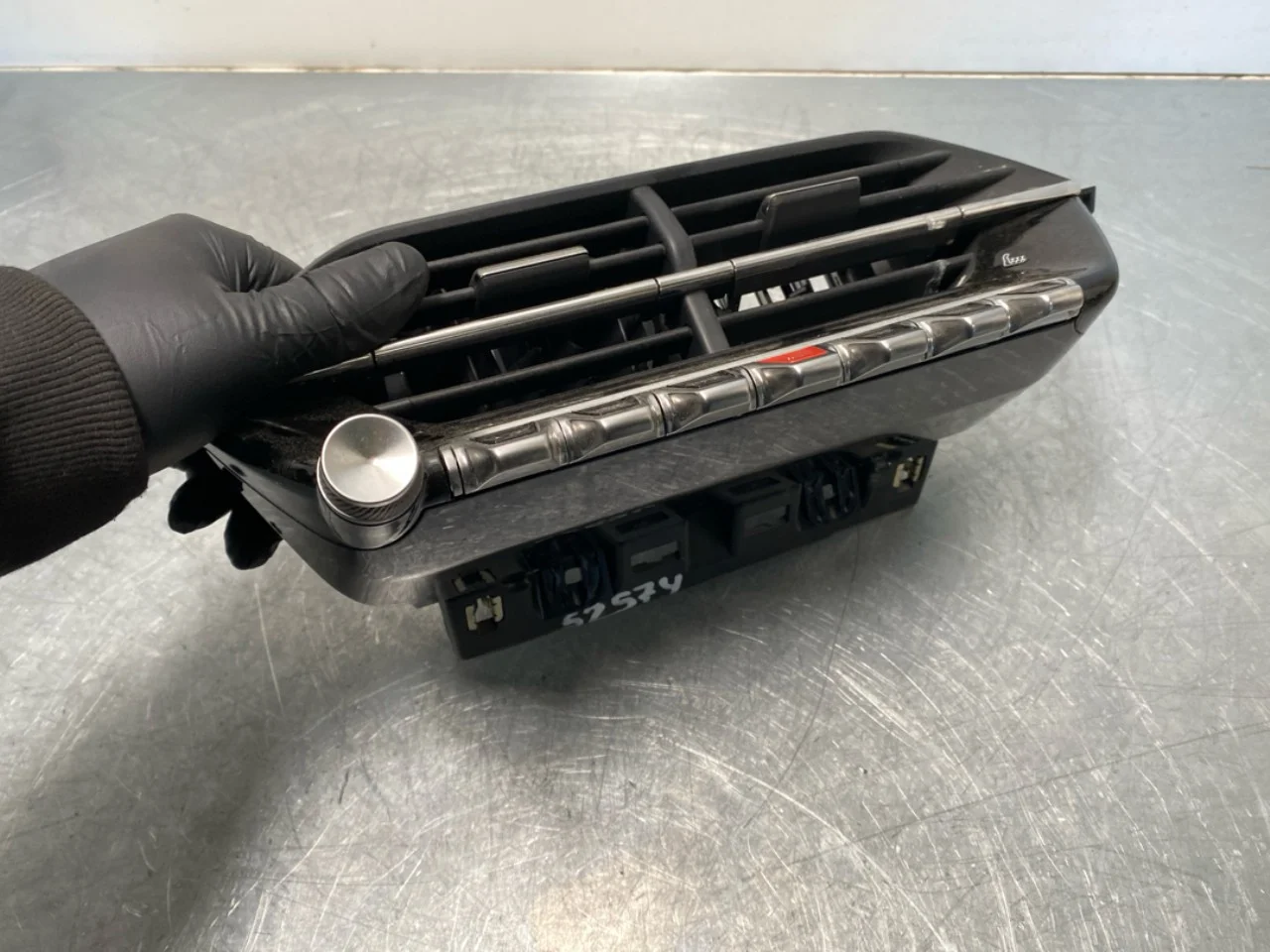 Peugeot 2008/E-2008 2020-> Heater control unit view 2