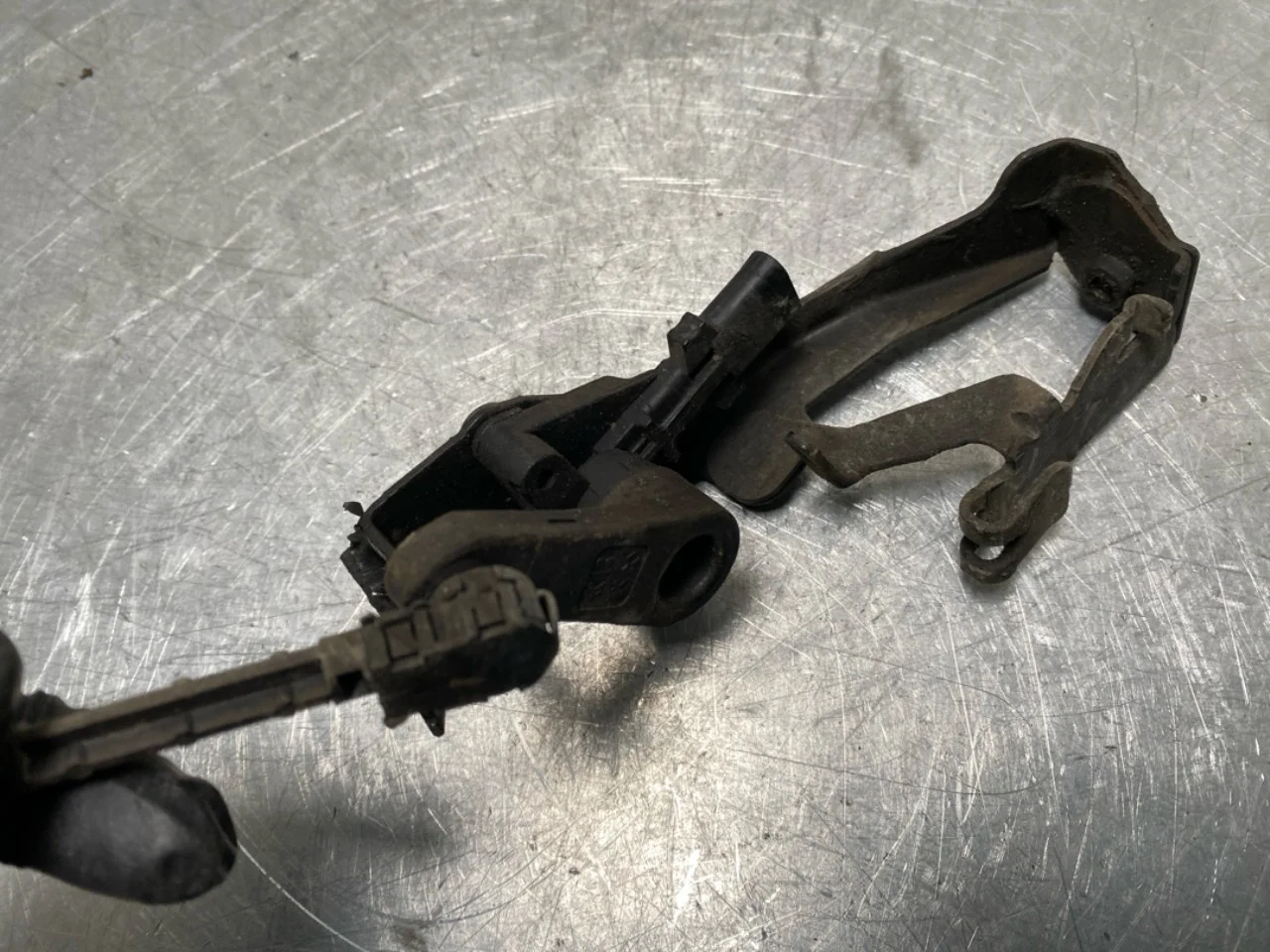 Peugeot 2008/E-2008 2020-> Level control / air suspension sensor view 3