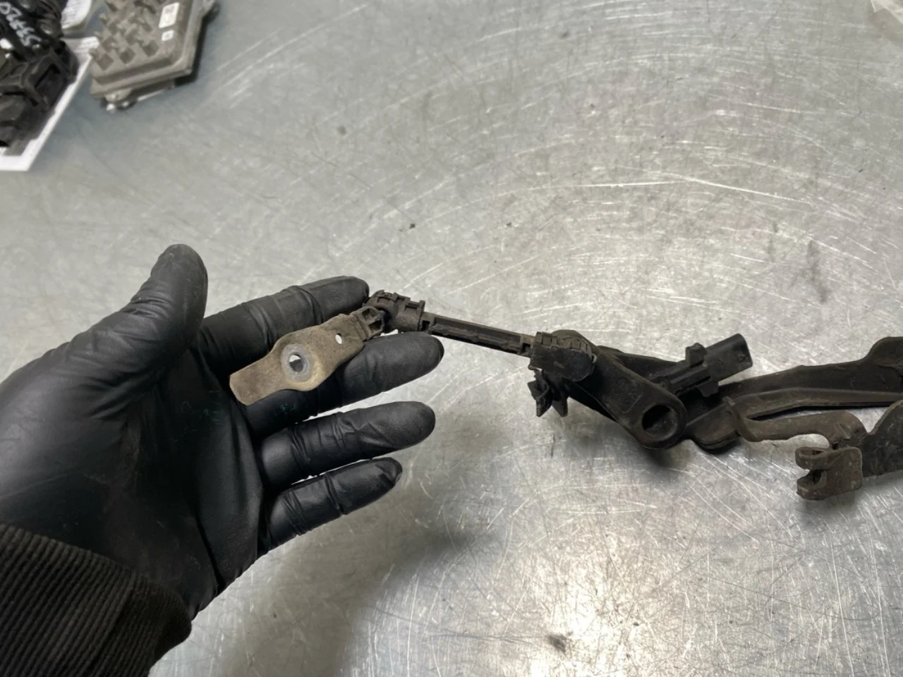 Peugeot 2008/E-2008 2020-> Level control / air suspension sensor view 4