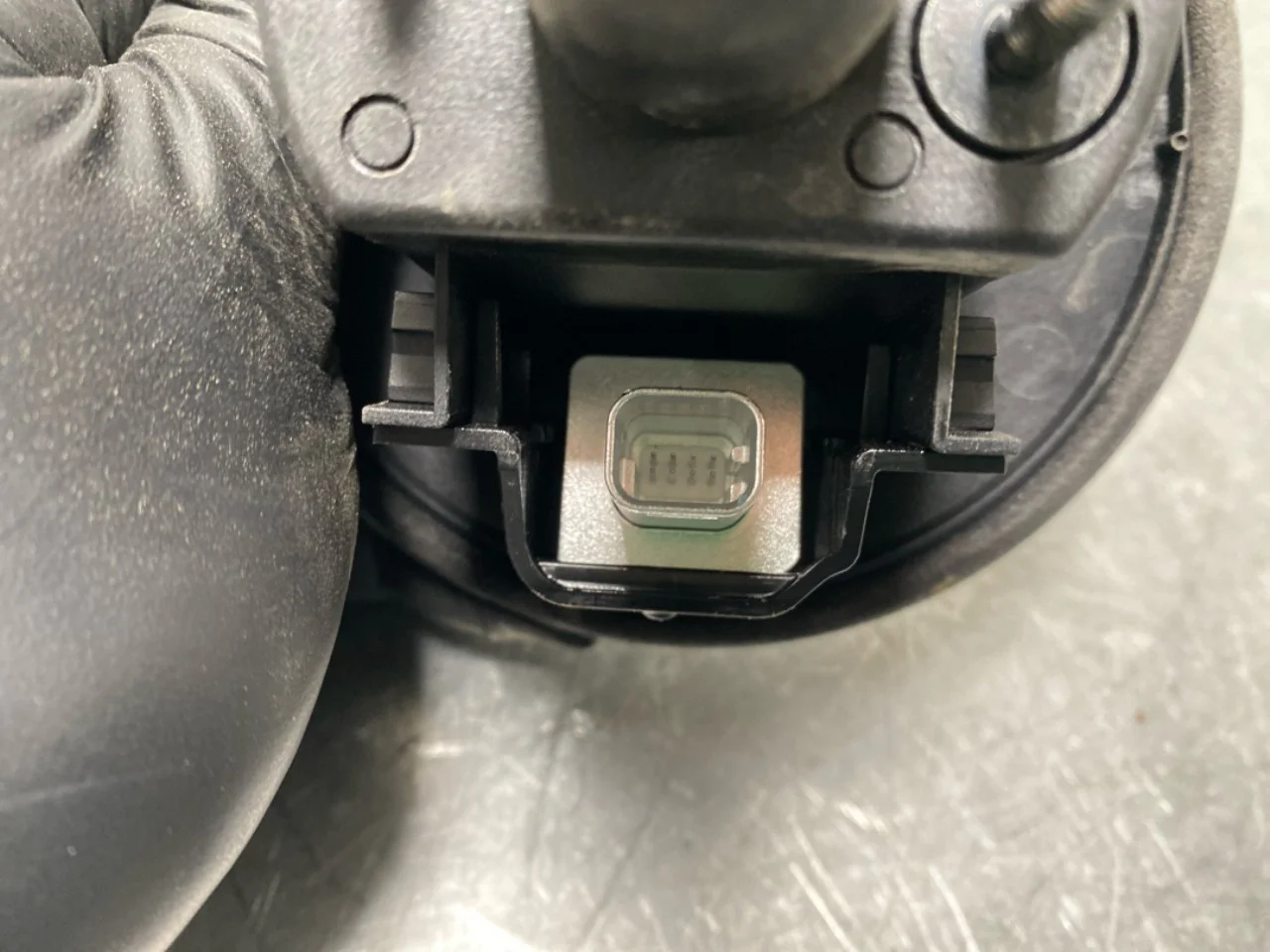 BMW IX 2022- Emblem view 3