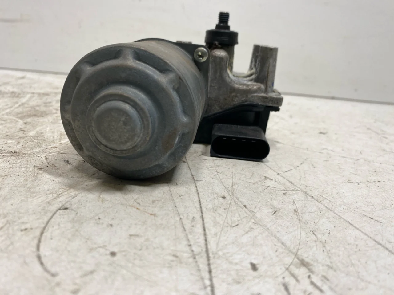 Volkswagen ID.4 2021- Windshield wiper motor view 2