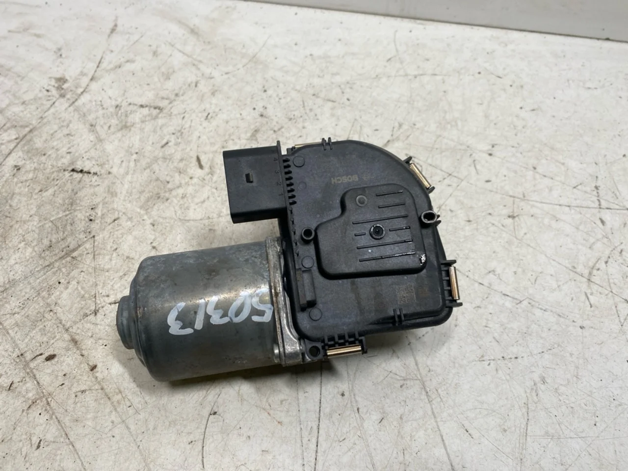 Volkswagen ID.4 2021- Windshield wiper motor view 3
