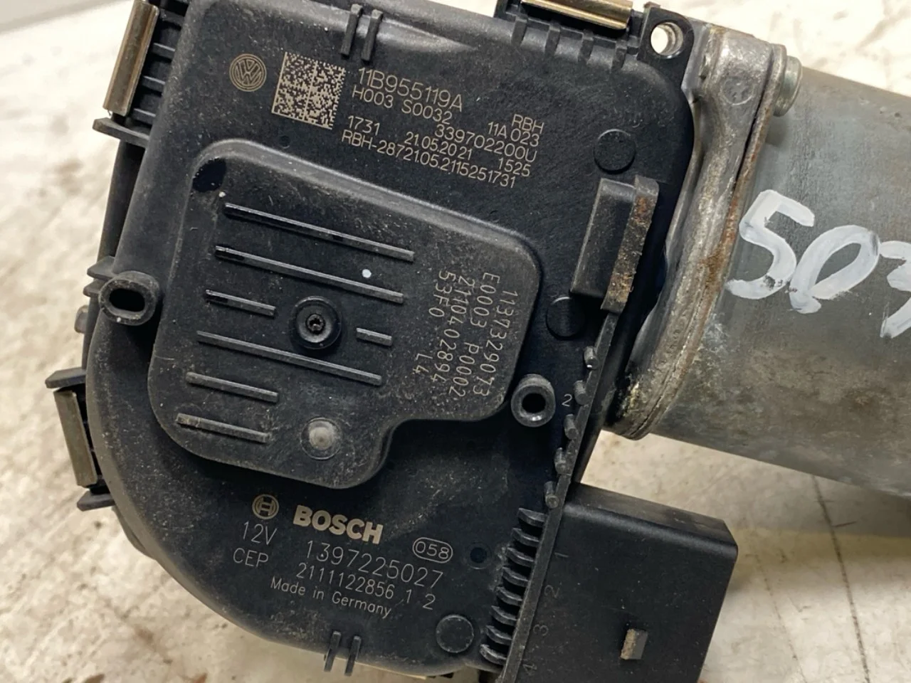 Volkswagen ID.4 2021- Windshield wiper motor view 4
