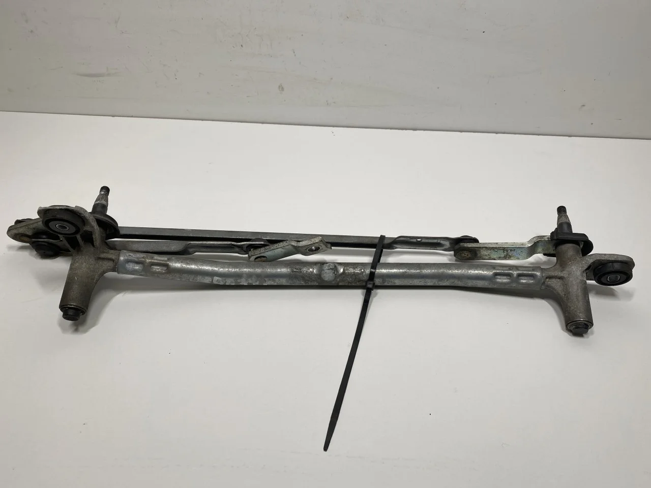 Volkswagen ID.4 2021- Windshield wiper linkage view 2