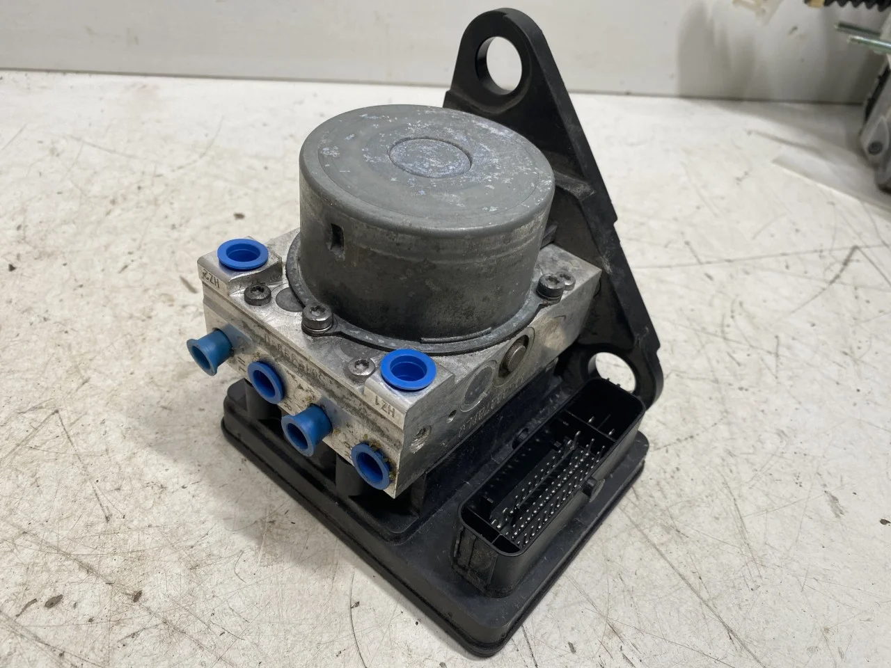 Volkswagen ID.4 2021- ABS hydraulic unit view 2