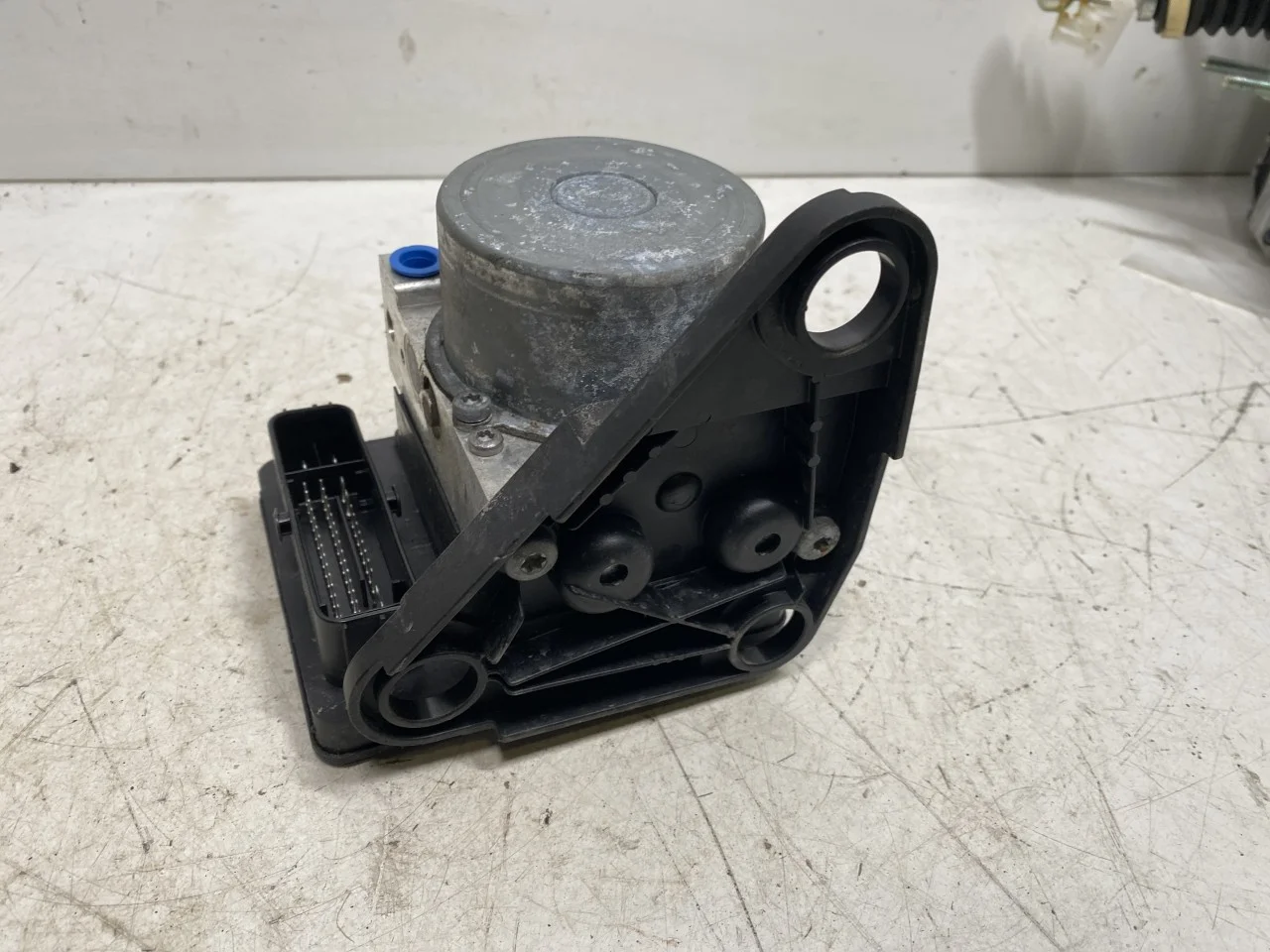 Volkswagen ID.4 2021- ABS hydraulic unit view 3