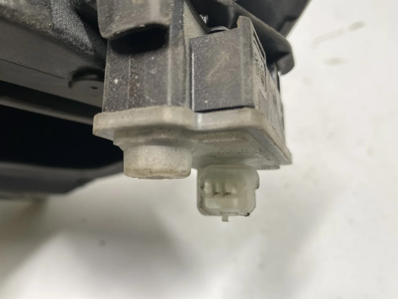 Peugeot 208/E-208 2020-> Capac port încărcare, electric / hibrid vedere 3