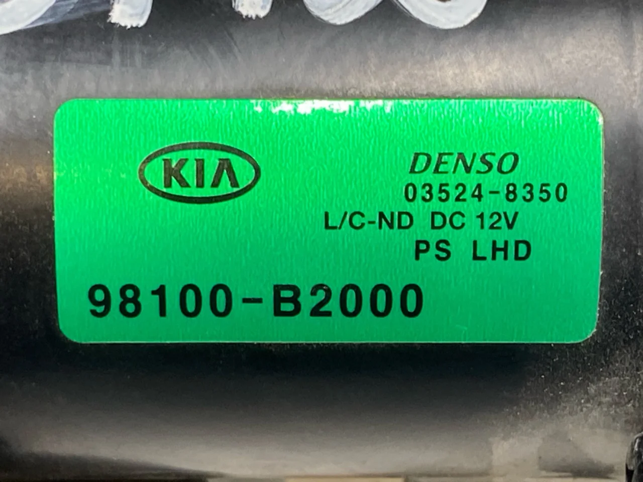 Kia SOUL 2009- Windshield wiper motor view 3