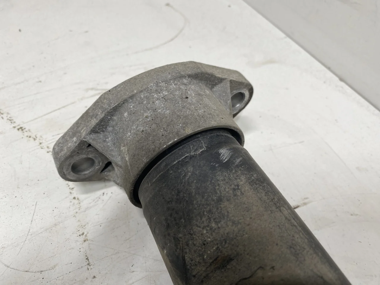 Mercedes EQC 2020- Shock absorber, rear view 3