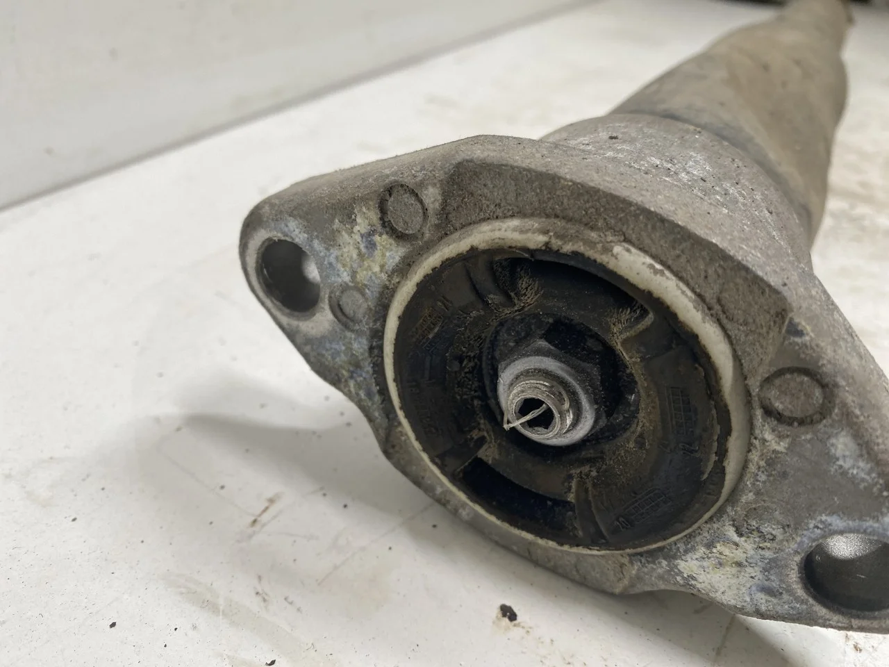 Mercedes EQC 2020- Shock absorber, rear view 4