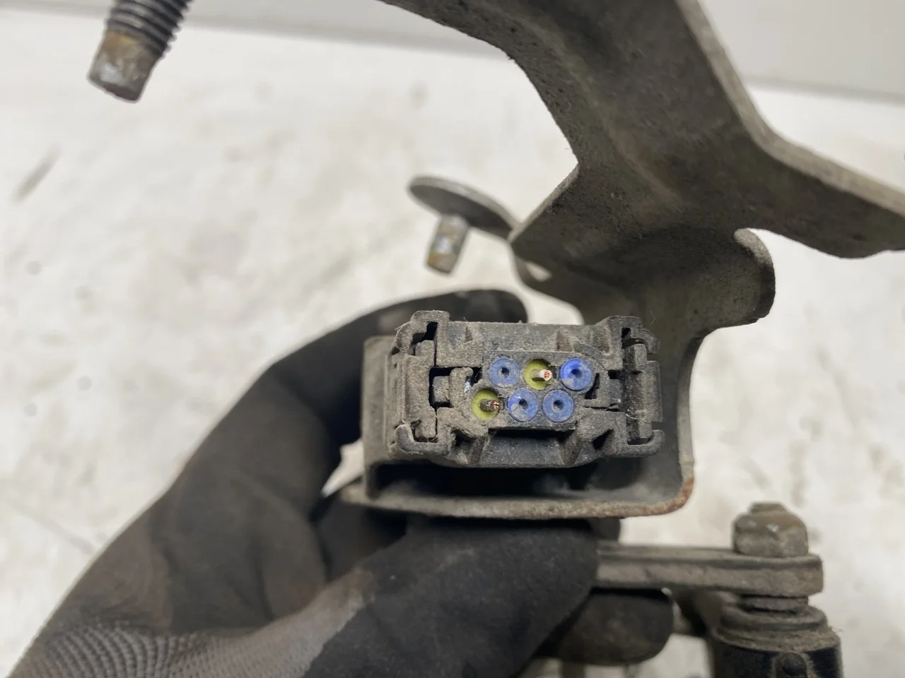 Mercedes EQC 2020- Level control / air suspension sensor view 3