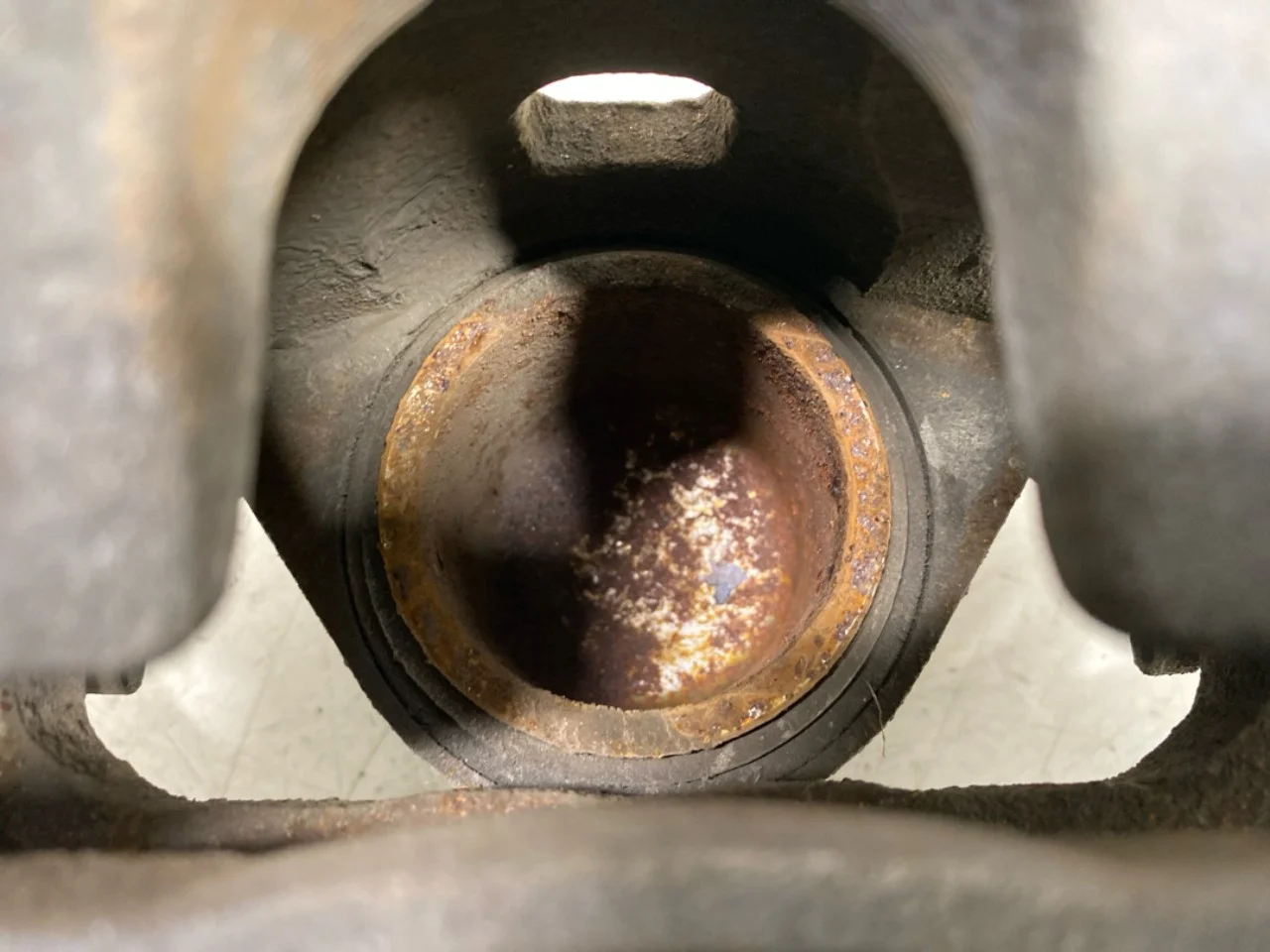 Nissan LEAF 2011-17 Front left brake caliper view 4