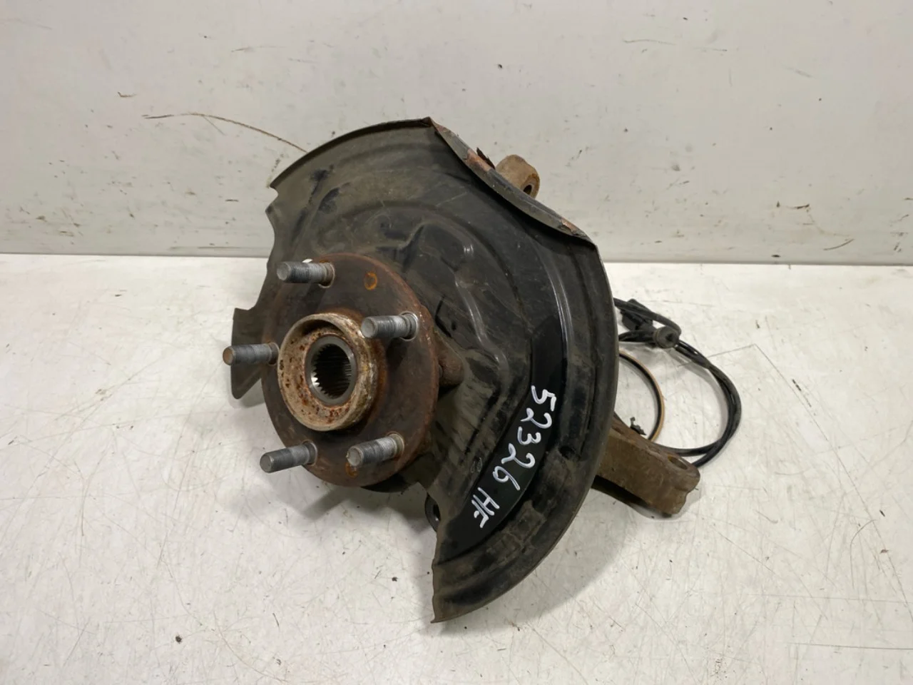 Nissan LEAF 2011-17 Front right steering knuckle view 3