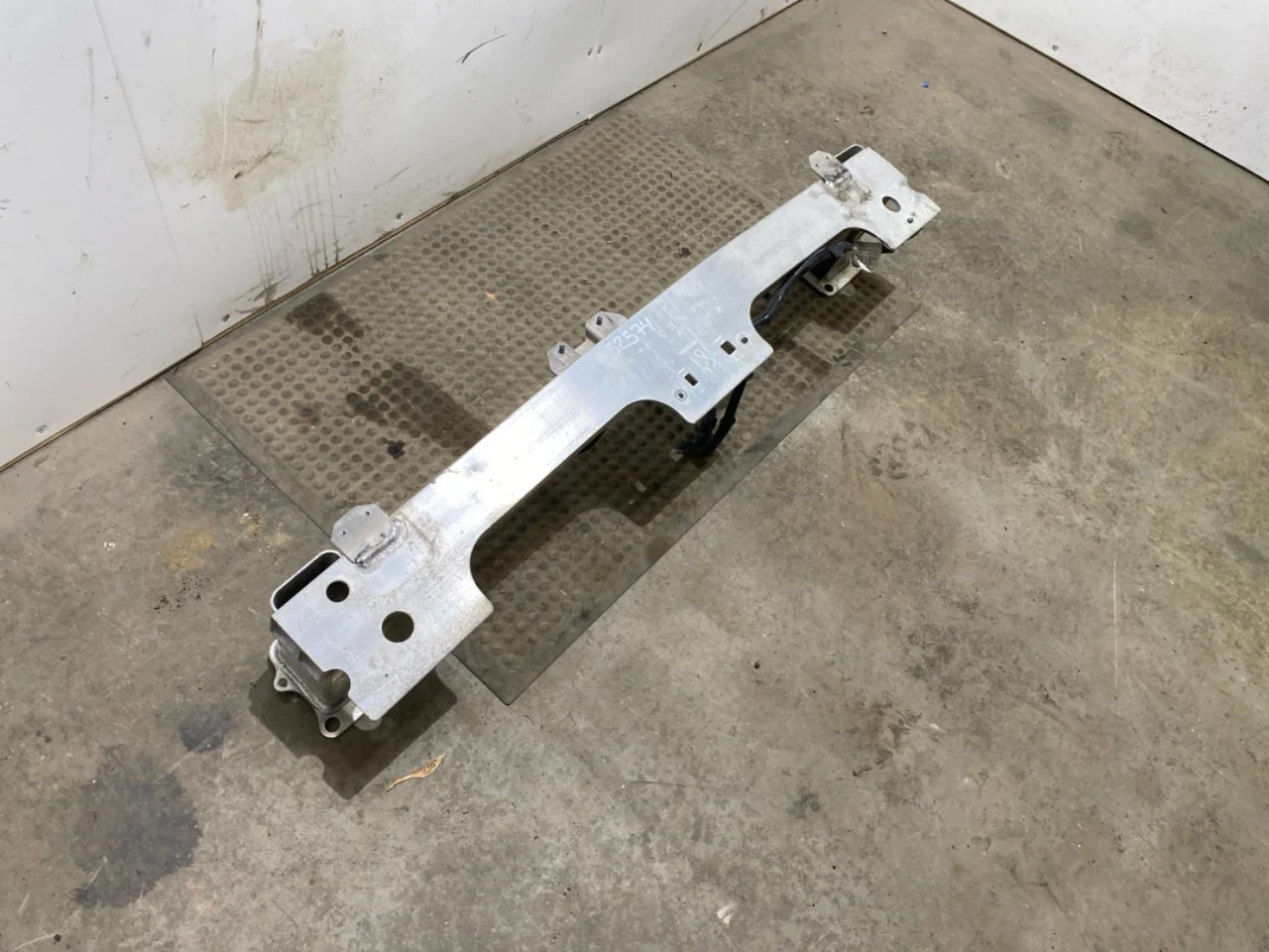 Peugeot 2008/E-2008 2020-> Bumper reinforcement beam, front view 3