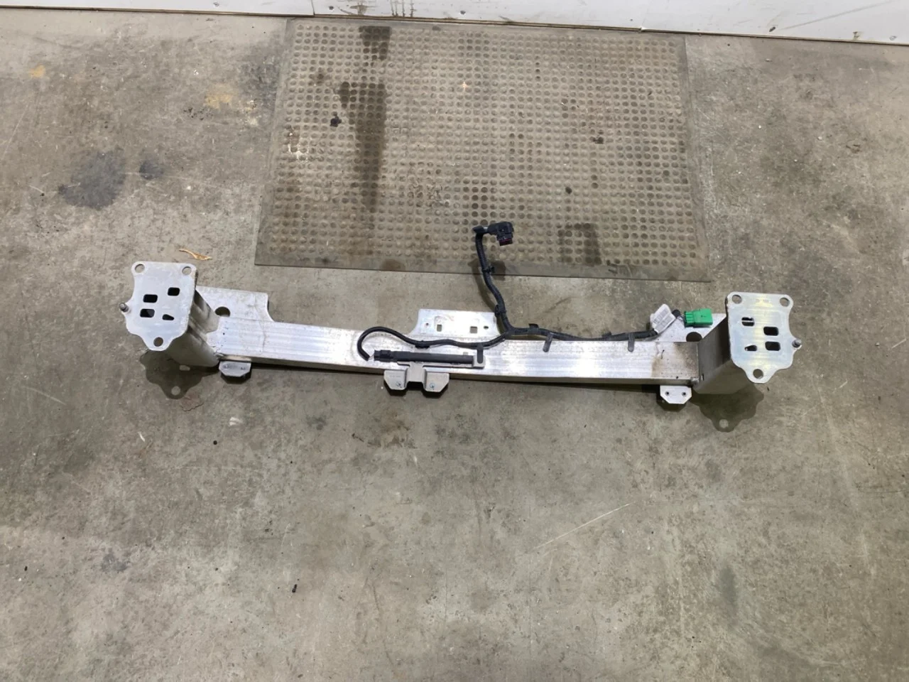 Peugeot 2008/E-2008 2020-> Bumper reinforcement beam, front view 4
