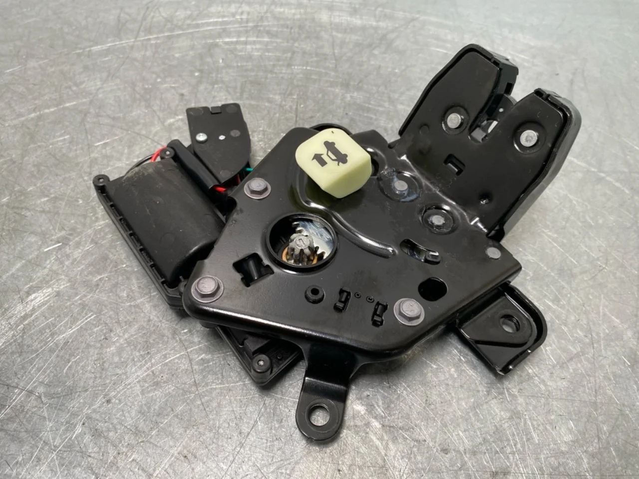 Tesla MODEL Y 2021- Tailgate lock