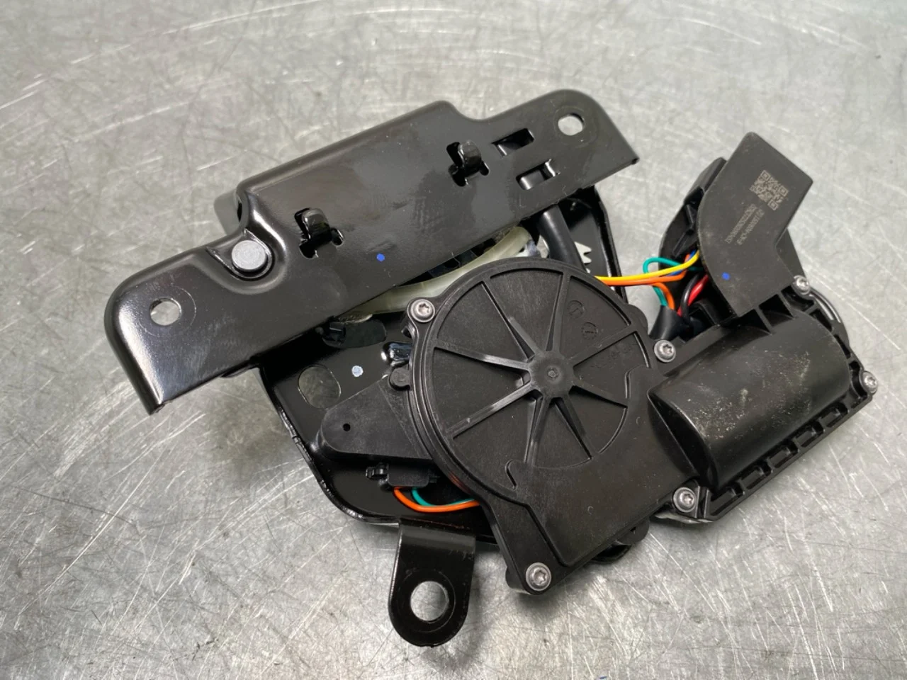 Tesla MODEL Y 2021- Tailgate lock view 2