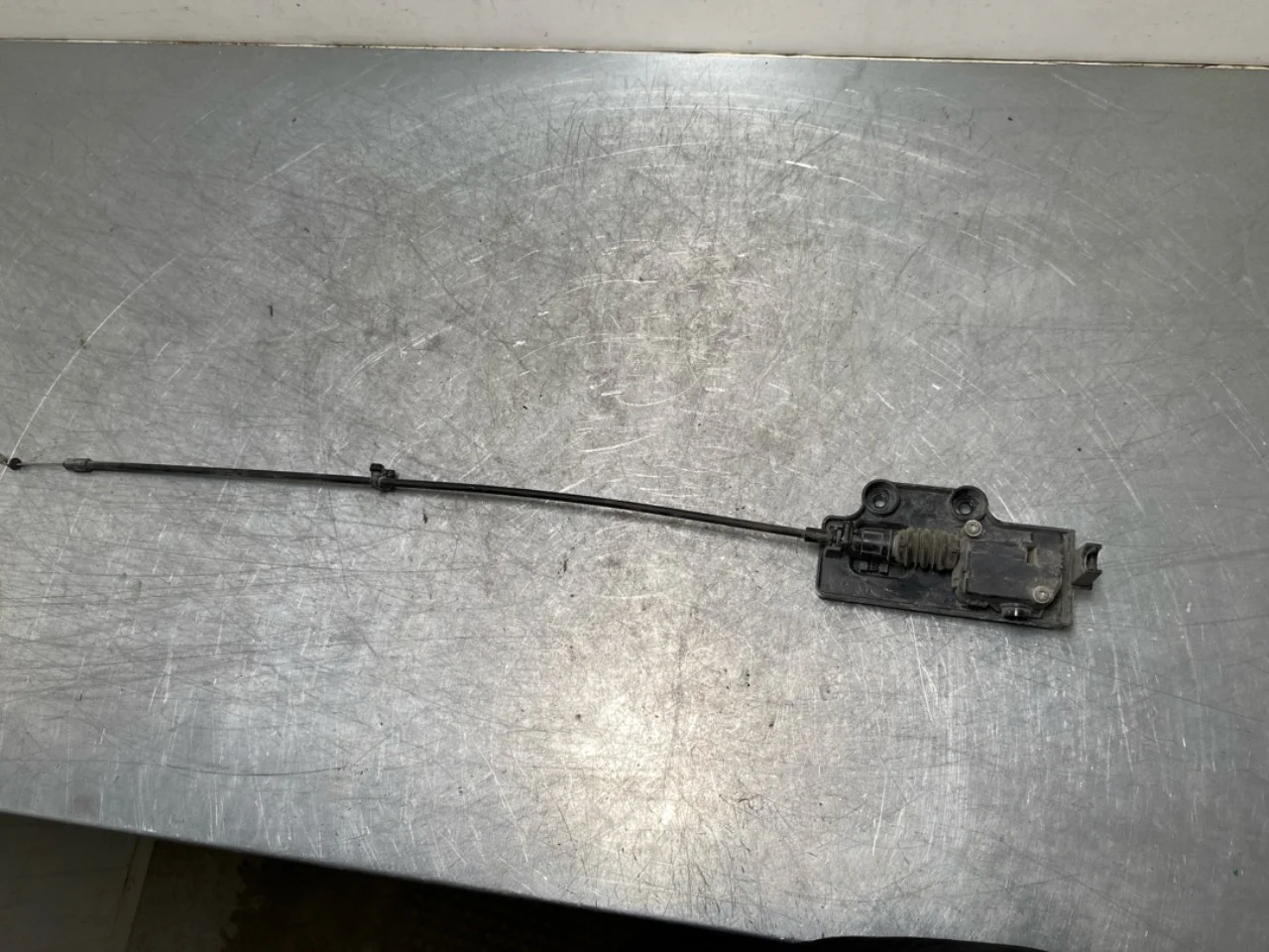 Tesla MODEL S 2013- Hood latch