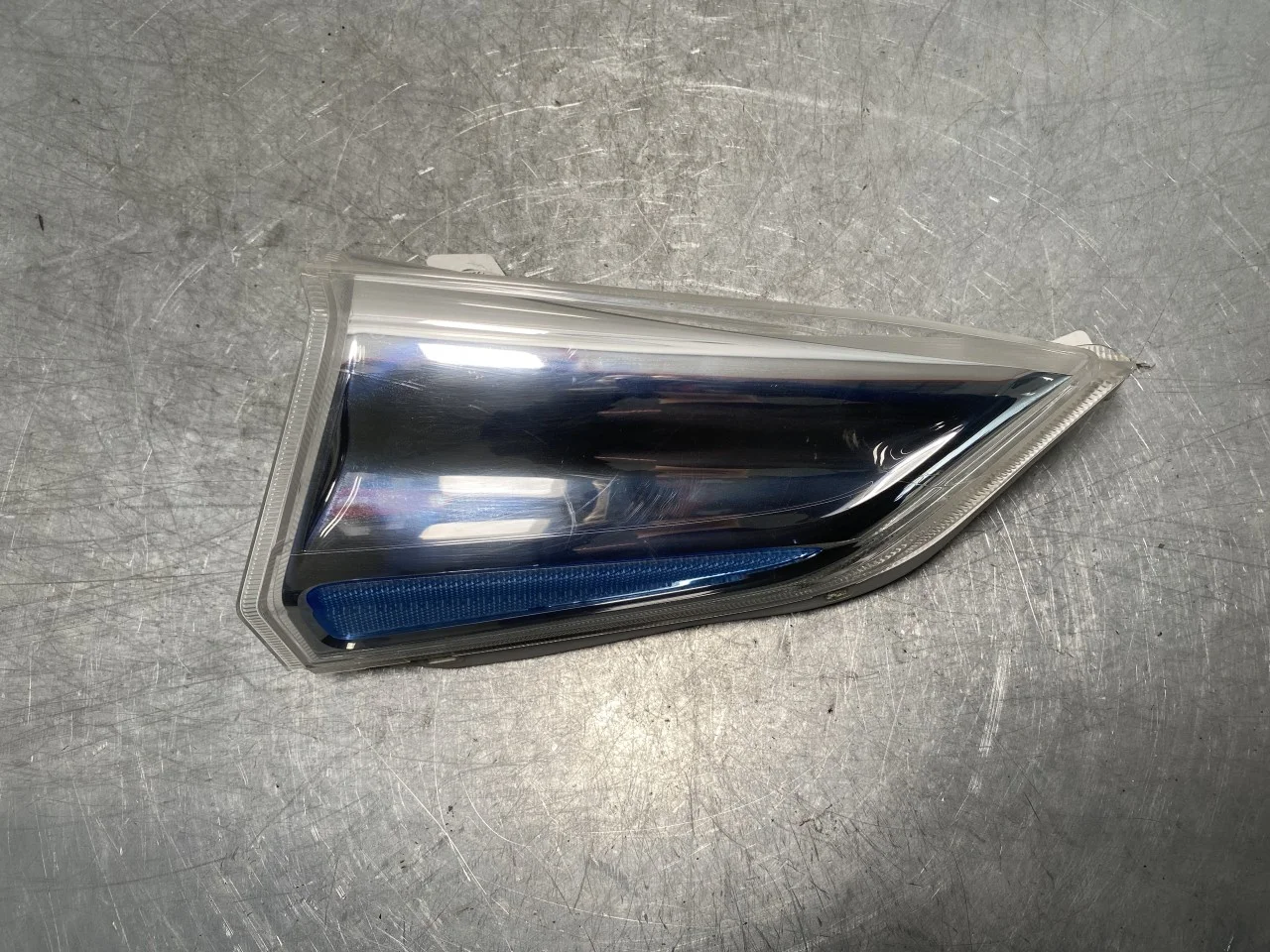 Nissan LEAF 2011-17 Reflector panel / license plate holder
