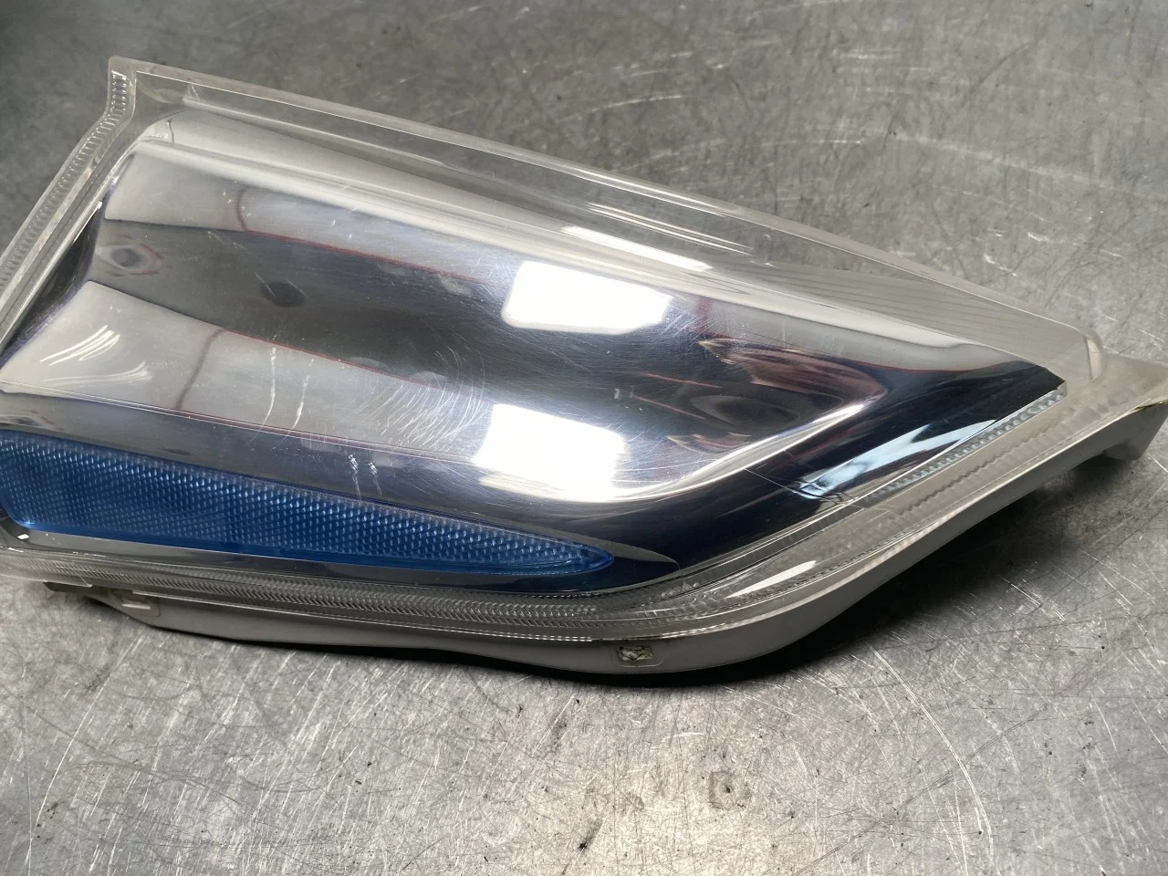 Nissan LEAF 2011-17 Reflector panel / license plate holder view 2