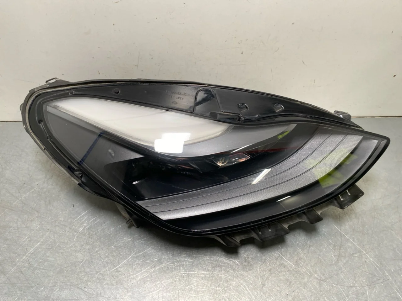 Tesla MODEL Y 2021- Fényszóró, jobb
