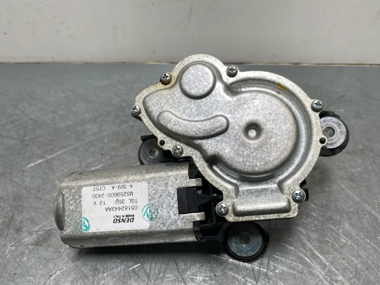 Fiat 500 2007->>24 Ablaktörlő motor, csomagtérajtó nézet 2