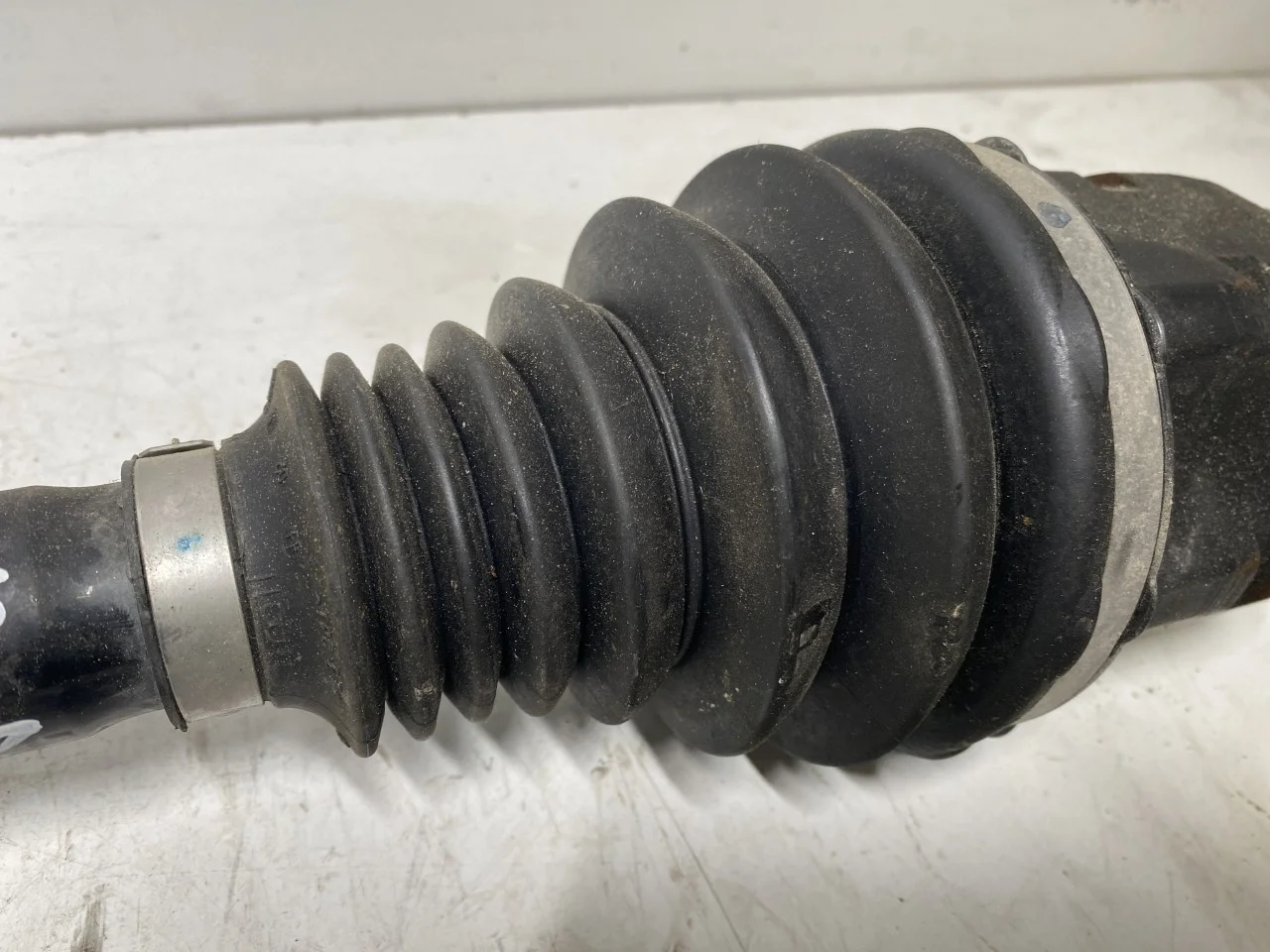 Toyota BZ4X EA10 2022- Front right driveshaft view 3