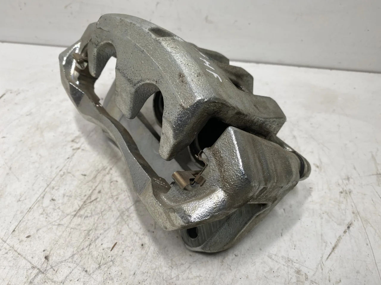 Toyota BZ4X EA10 2022- Etrier frână față dreapta vedere 2