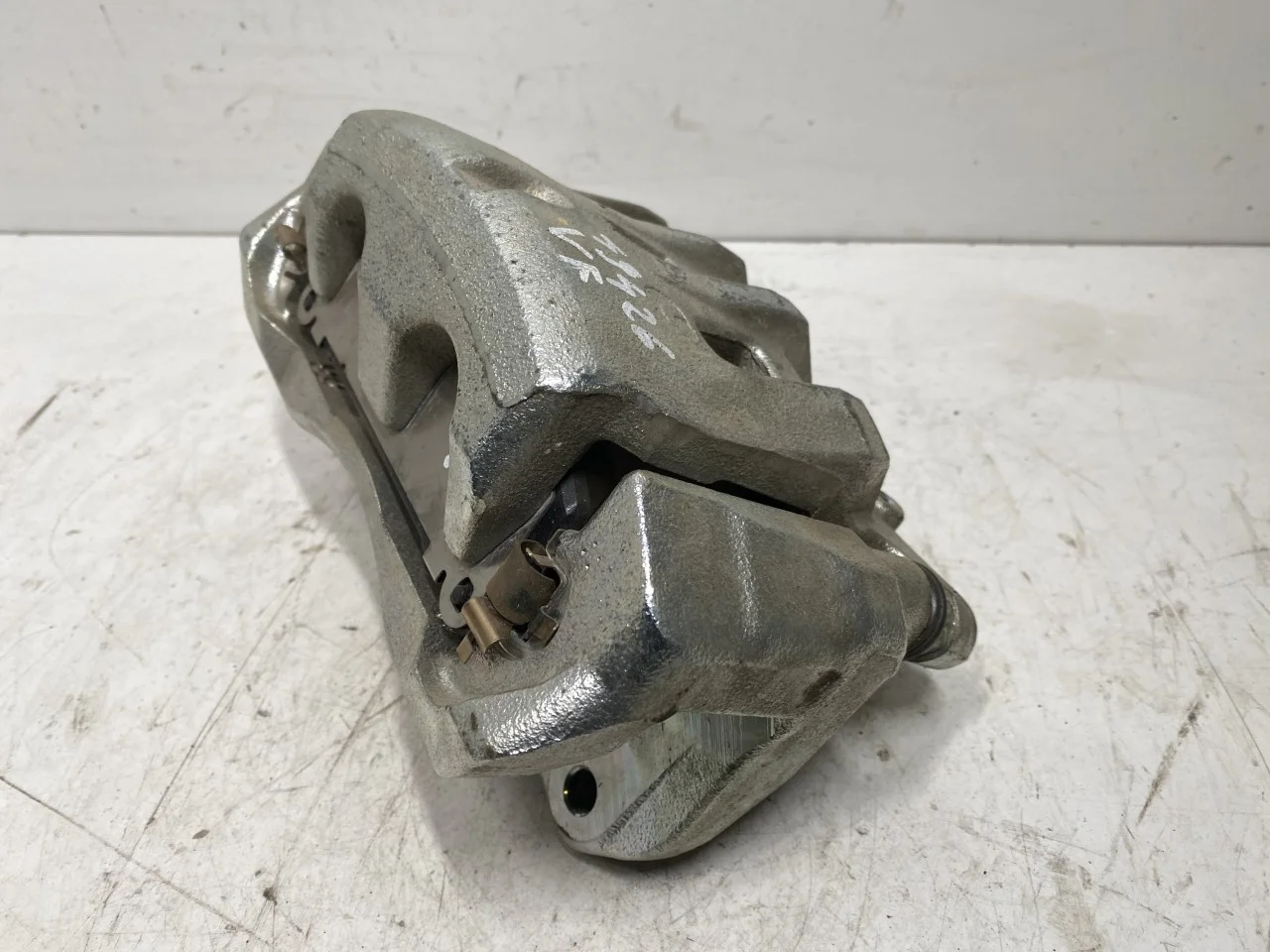 Toyota BZ4X EA10 2022- Etrier frână față stânga vedere 2
