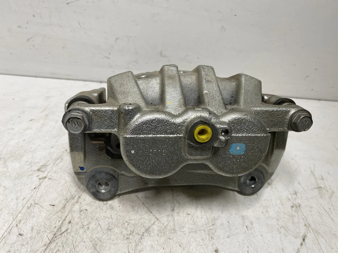 Toyota BZ4X EA10 2022- Etrier frână față stânga vedere 3