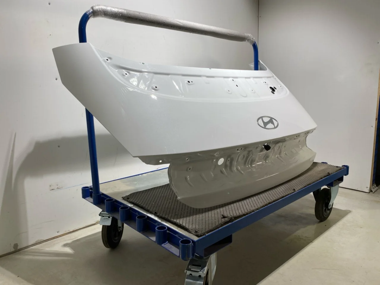 Hyundai IONIQ 6 CE 2023->> Trunk lid, sedan view 2