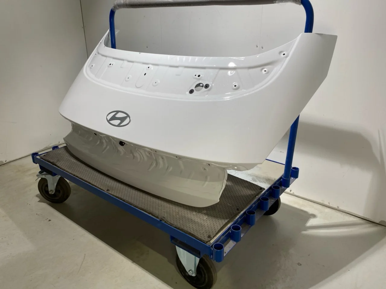 Hyundai IONIQ 6 CE 2023->> Trunk lid, sedan view 3