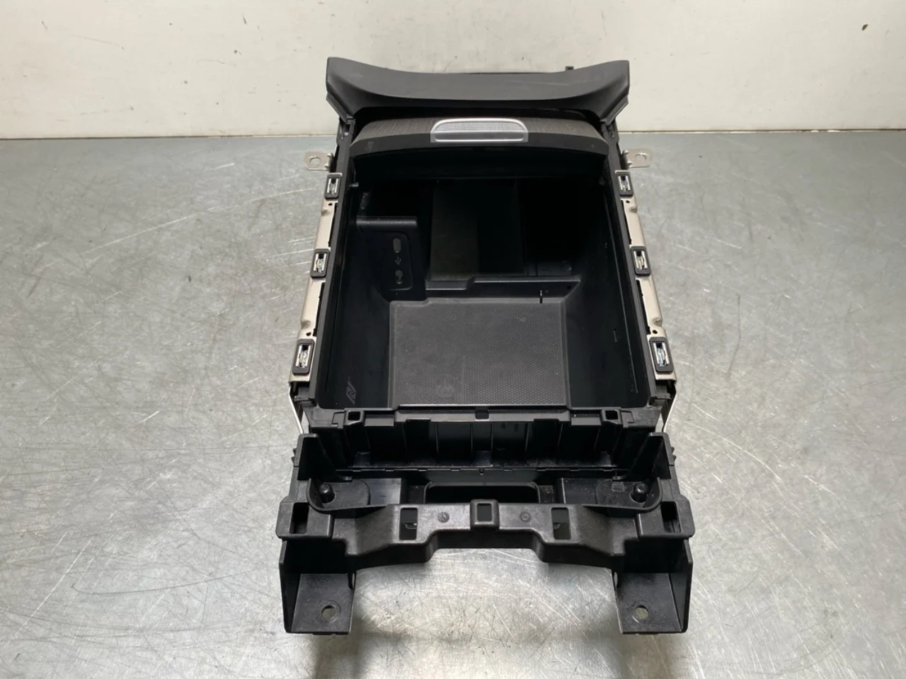 Mercedes EQS V297 2022- Középkonzol nézet 3