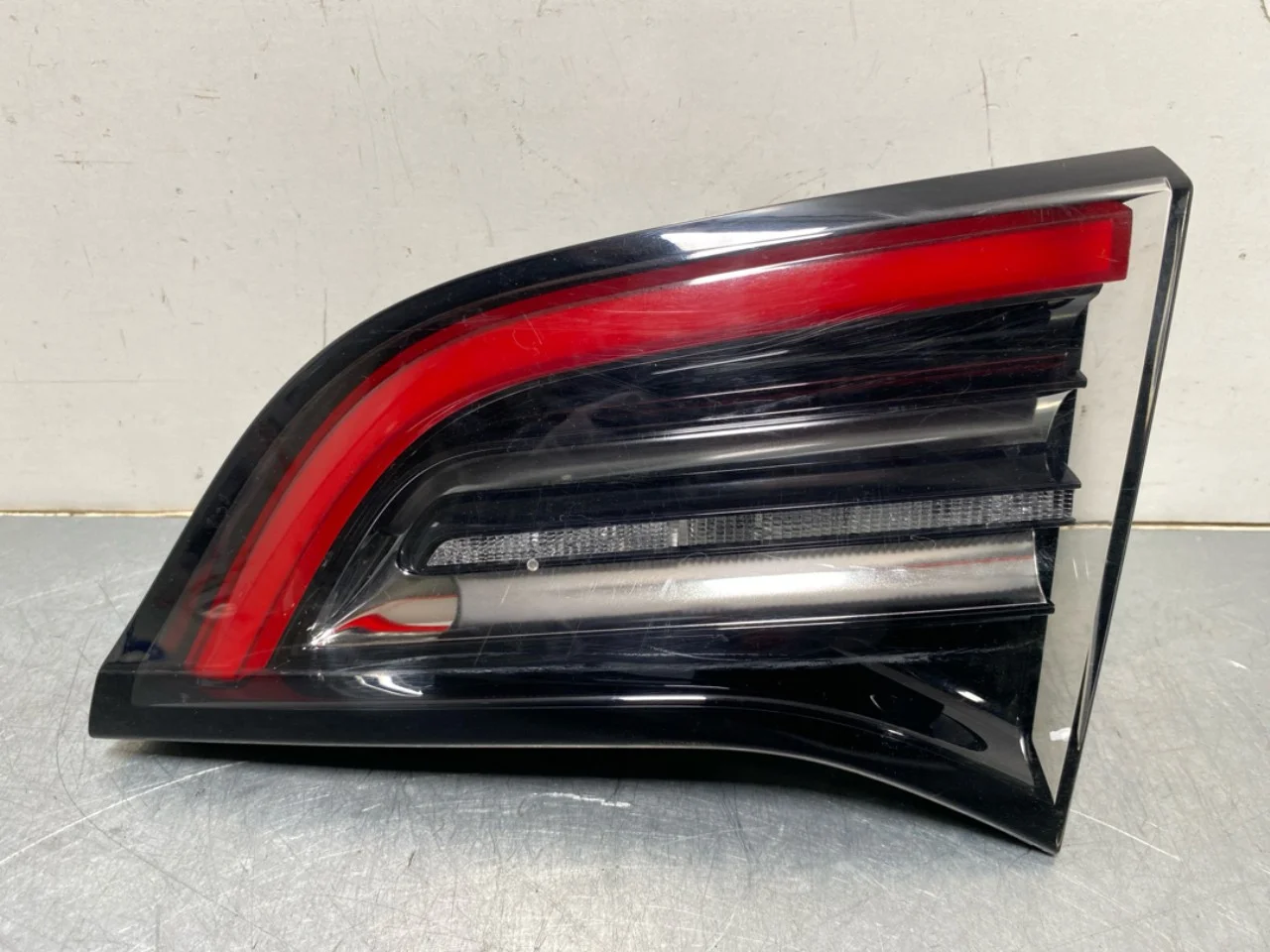 Tesla MODEL Y 2021- Lampă spate dreapta pe hayon, interioară